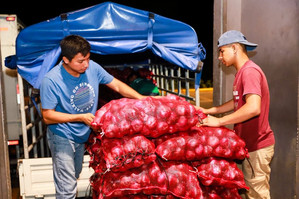 oscardomsv's tweet photo. ¿Por qué era necesaria la Central de Abastos de Usulután? Les doy algunos ejemplos:

La caja de tomate de +50 libras:

• CDA Usulután: desde $26
• Zacatecoluca: $45
• San Vicente: $34
• San Miguel: $40
• Gotera: $42

Esto no es solo una diferencia de precios. Es un abuso que afecta directamente a las familias y comerciantes de la zona oriental del país. 

Y ocurre lo mismo con el quintal de papa:

• CDA Usulután: desde $37
• San Miguel: $55

La pregunta es sencilla: ¿por qué pagar más por el mismo producto?

Por eso estamos acercando el abastecimiento mayorista a los territorios. Y este es solo el comienzo: uno de los próximos puntos de abastecimiento mayorista estará en San Miguel.

Vayan a la CDA Usulután. Compren al mayoreo, reduzcan sus costos y vendan a precios justos.

El abastecimiento debe beneficiar al productor, al comerciante y, sobre todo, al consumidor, pero algunos comerciantes sin escrúpulos pretenden seguir abusando del bolsillo de los salvadoreños. 

No toleraremos abusos, subidas de precios injustificadas, especulación o acaparamiento. La población debe denunciar al 910 para activar a la Defensoría del Consumidor y a toda la institucionalidad, incluyendo Hacienda y Aduanas.
