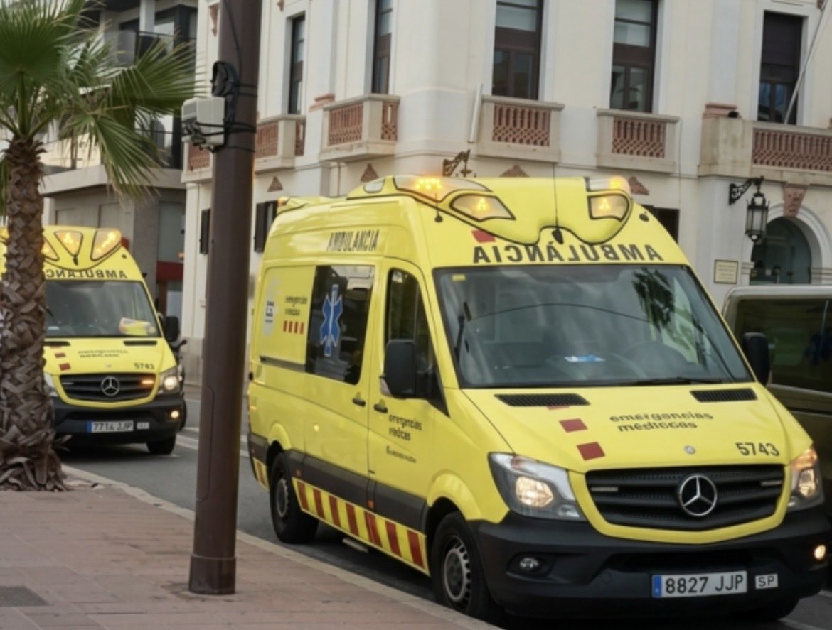 contrastado's tweet photo. Un marroquí graba a mujeres en la Playa de Lloret de Mar.
Un hombre lo descubre y el marroquí le pega con una botella.
El hombre le da un puñetazo y le tira 3 dientes.
El marroquí escapa pero la PL lo detiene
Les escupe sangre teniendo el VIH y 8 agentes pueden estar infectados🤦‍♂️ https://t.co/bH2rhPh9qt