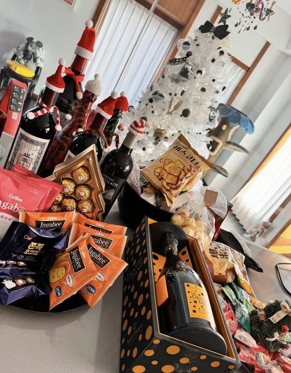 saidazis3's tweet photo. Sharing crispy potato chips and sweet candy with my bestie today! Life’s too short to eat alone https://t.co/gLInTwlJvG