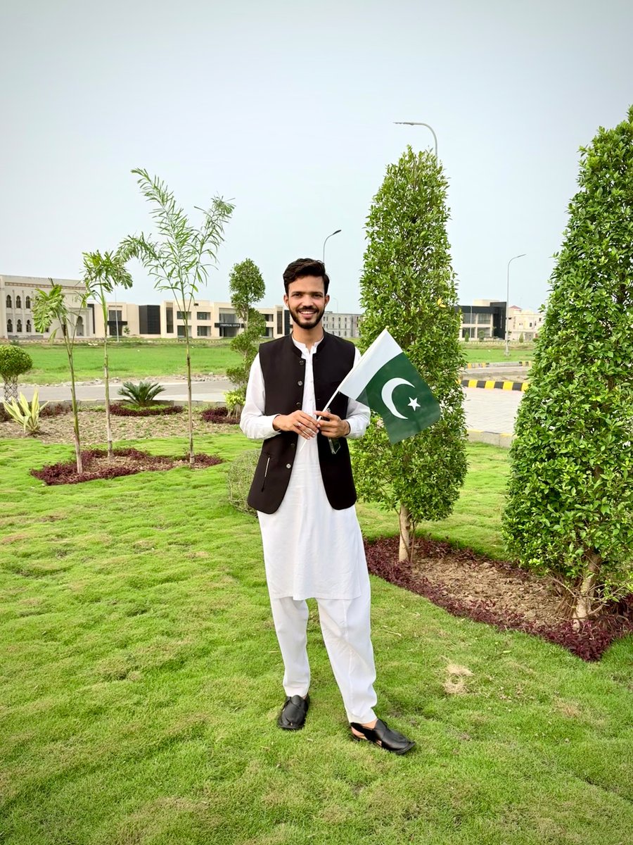 beingmirzaa's tweet photo. دِلوں میں عِشقِ نبی ﷺ کی لگن اگر نہ لگے
یہ ایسا سجدہ ہے جیسے زمیں پہ سر نہ لگے
ظہوری میری دُعا تو یہی  ہے شام و سحر 
میرے وطن کو کسی کی بُری نظر نہ لگے

جشن آزادی مبارک ❤️💚🇵🇰 
پاکستان زندہ باد ❤️💚 

#HappyIndependanceDay #Pakistan 💚🇵🇰 #PeacefulCountry 🕊️💚 #Pakistanzindabaad https://t.co/jk5ZVOvKG4