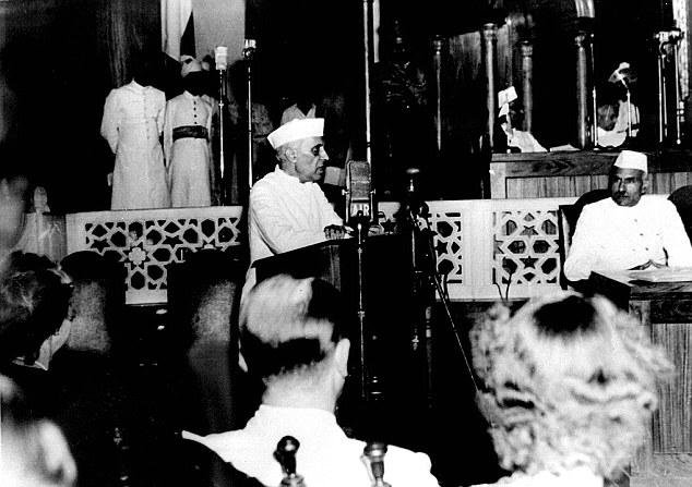 IndiaHistorypic's tweet photo. 14th/15th August 1947 ::
Jawaharlal Nehru Delivering 'Tryst With Destiny ' Speech While Addressing Midnight Session of The Constituent Assembly of Independent India https://t.co/Bj6DIcR9ct