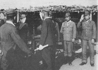 JPNHistoria's tweet photo. 1945年8月15日　宇垣長官出撃
長官の訓示は短く
「神州の不滅を信じ気の毒なれど、余の供を命ず、参れ」と結んだ。
見送る幕僚に比べ、長官のみ淡々といかにも嬉し気に見えたという。 https://t.co/4CBqd2CIpH
