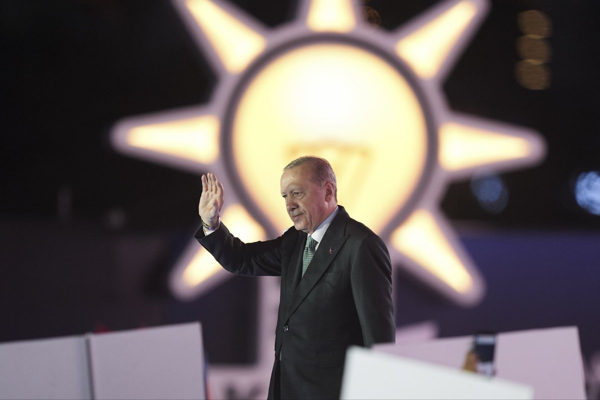 omerbolatTR's tweet photo. 25 YILLIK BÜYÜK BİR HİKÂYENİN İÇİNDE, YENİ BİR YILA DAHA BİRLİKTE YÜRÜYORUZ. 🇹🇷

Bu akşam, Başkent Millet Bahçesi’nde, AK Parti’mizin 25. kuruluş yıl dönümü vesilesiyle, tüm AK Parti ailemizle aynı heyecanı, aynı iftihar ve aynı kardeşlik duygusunu bir kez daha yaşadık.

Cumhurbaşkanımız, Genel Başkanımız Sayın Recep Tayyip Erdoğan’ın hitaplarını dinlerken; milletimize hizmet yolunda geçen 25 yılın, nice emeklerin ve büyük bir yürüyüşün anlamına bir kez daha şahit olduk.

Bir neferi olarak hizmet etmekten onur duyduğum bu kutlu davada; ülkemiz, milletimiz ve Türkiye Yüzyılı için aynı inançla çalışmaya devam edeceğiz.

Rabbim birliğimizi, beraberliğimizi ve kardeşliğimizi daim eylesin.

#AKPARTİ25YAŞINDA
#MilletimizleÇeyrekAsır