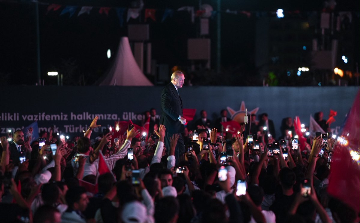 omerbolatTR's tweet photo. 25 YILLIK BÜYÜK BİR HİKÂYENİN İÇİNDE, YENİ BİR YILA DAHA BİRLİKTE YÜRÜYORUZ. 🇹🇷

Bu akşam, Başkent Millet Bahçesi’nde, AK Parti’mizin 25. kuruluş yıl dönümü vesilesiyle, tüm AK Parti ailemizle aynı heyecanı, aynı iftihar ve aynı kardeşlik duygusunu bir kez daha yaşadık.

Cumhurbaşkanımız, Genel Başkanımız Sayın Recep Tayyip Erdoğan’ın hitaplarını dinlerken; milletimize hizmet yolunda geçen 25 yılın, nice emeklerin ve büyük bir yürüyüşün anlamına bir kez daha şahit olduk.

Bir neferi olarak hizmet etmekten onur duyduğum bu kutlu davada; ülkemiz, milletimiz ve Türkiye Yüzyılı için aynı inançla çalışmaya devam edeceğiz.

Rabbim birliğimizi, beraberliğimizi ve kardeşliğimizi daim eylesin.

#AKPARTİ25YAŞINDA
#MilletimizleÇeyrekAsır