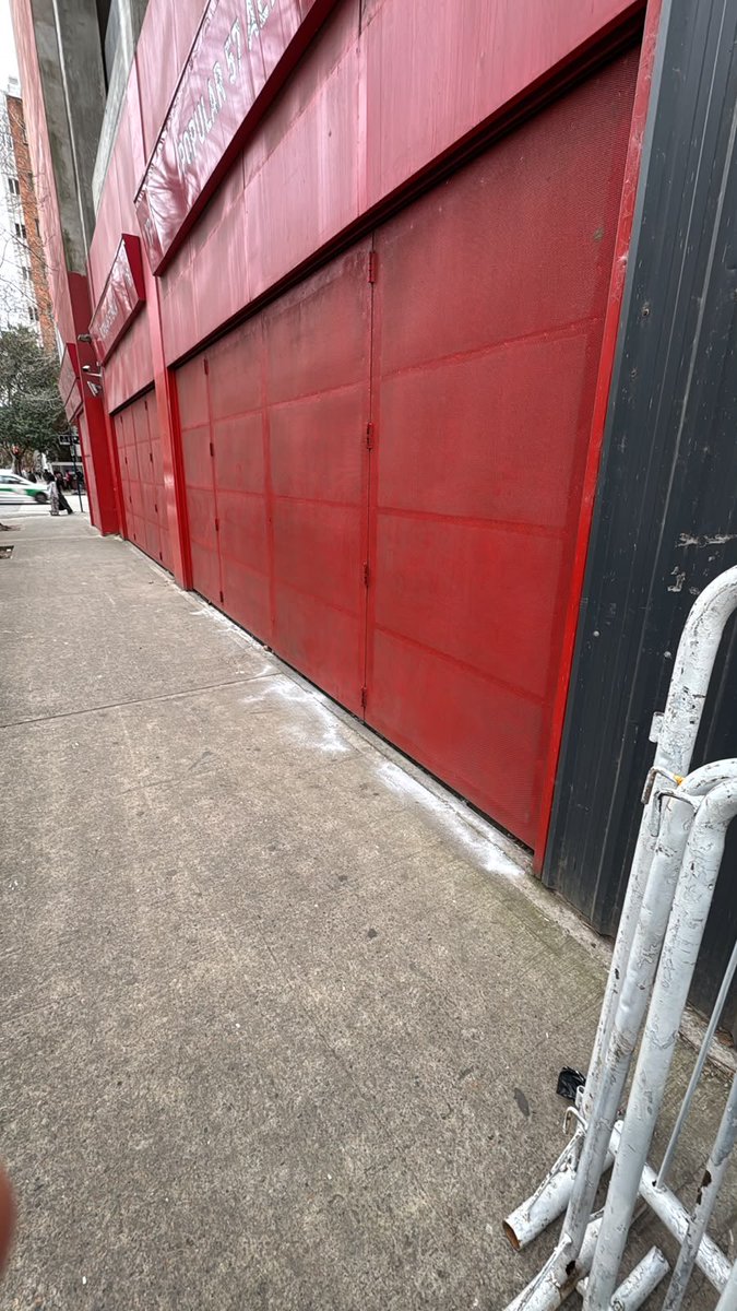 PedroNicolasFay's tweet photo. #EDLP En las horas previas al clásico, apareció SAL en los alrededores de UNO. 👀❌ https://t.co/Q0NFJZSai4