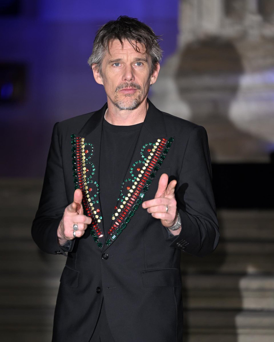 Complex's tweet photo. Ethan Hawke on whether he likes to eat in bed.

“Is it bad to eat in bed? The question is, to eat what?… I like to eat in bed, but I don’t eat food.” https://t.co/gQxLCxQi7y