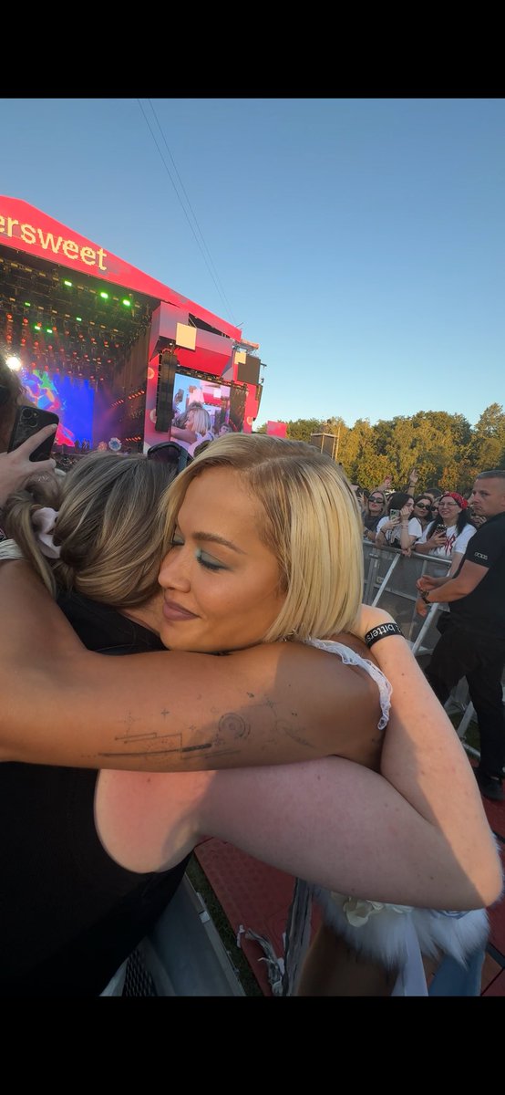 yellowbvnvnv's tweet photo. @RitaOra I love you!!! Thank you for the best birthday gift!!! https://t.co/6t4Cw2IzFj