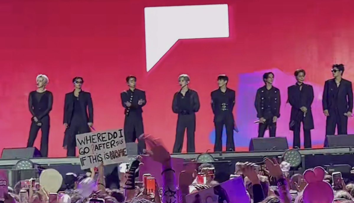 yhmngis's tweet photo. them with that poster, so wholesome *sobs* https://t.co/2PbULBGJY0
