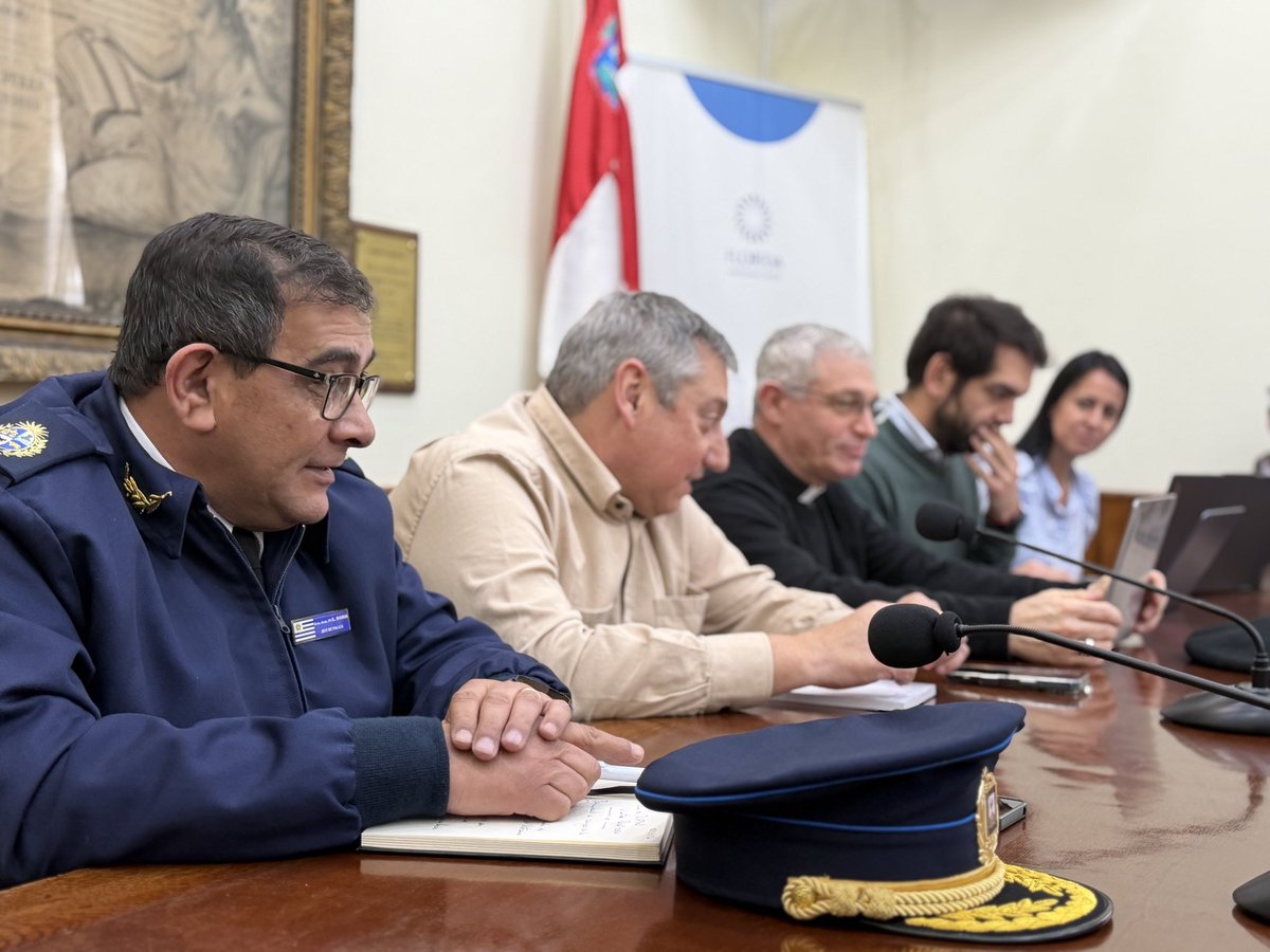 PajaroEnciso's tweet photo. Importante reunión Multidisciplinaria de coordinación logística, seguridad y protocolos para la llegada de Papa León XIV a  nuestra ciudad. Un hito para Florida que requiere el trabajo articulado de todos.
@FloridaIDF , Obispo Mons. Alfonso Bauer, Jefe de Policía de Florida Comisario General Carlos Noria Llanes.