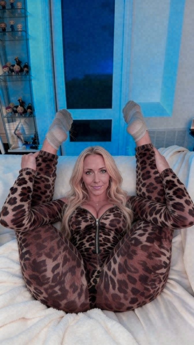SharleyRoache's tweet photo. someone entertain me 👀 hit me up for a random pic 📸 https://t.co/2cvDBIb3Lm