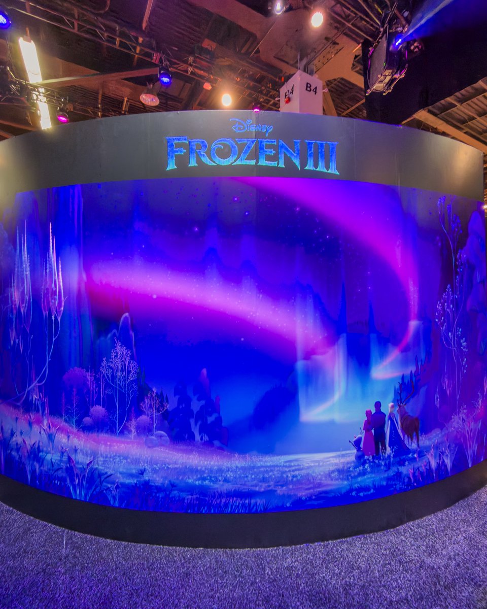 MezzoMikiD's tweet photo. D23: アルティメット・ディズニーファン・イベント
『FROZEN3』のアナ、エルサ、オラフ、クリストフ、スヴェンたちのフォトスポットも☆
#d23 https://t.co/AnGhlFGnKa