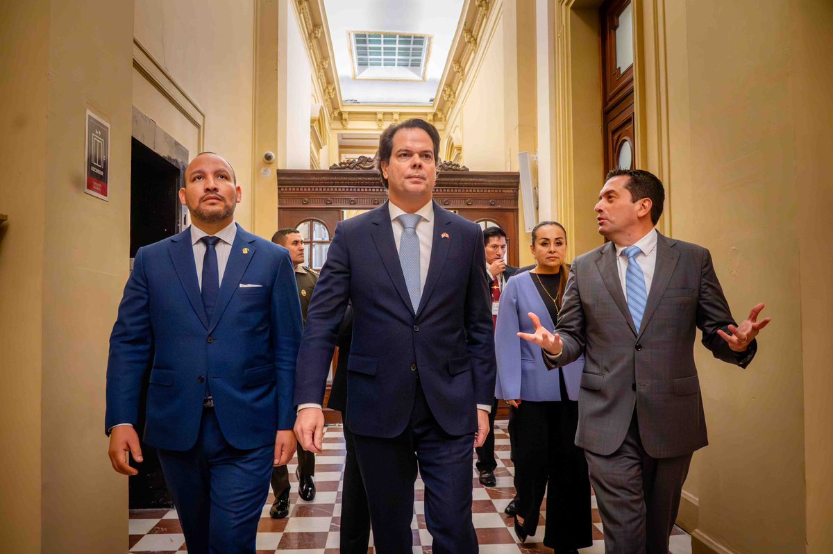 AlejoMunante's tweet photo. 🇺🇸🤝🇵🇪 #LazosDeAmistad | ¡MÁS COOPERACIÓN, MÁS SEGURIDAD PARA EL PERÚ! Hoy, junto al presidente del Senado, @mikitorresfp, y los miembros de la Mesa Directiva, sostuvimos una importante reunión con el embajador de Estados Unidos en el Perú, @BernieNavarro7, para coordinar acciones de prevención y respuesta ante los posibles efectos del fenómeno El Niño, fortalecer la cooperación entre ambos países y reforzar la seguridad en la región, a propósito de la futura incorporación del Perú al Escudo de las Américas.

Como primer vicepresidente del Senado, reafirmo mi compromiso de impulsar la prevención y la articulación institucional para tener un Perú mejor preparado ante los desafíos que enfrentamos.

🇵🇪 ¡Seguimos trabajando por un Perú más seguro y preparado!

#Congreso2026 #Prevención #FenómenoElNiño