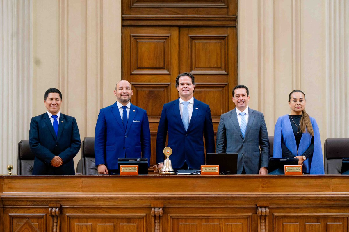 AlejoMunante's tweet photo. 🇺🇸🤝🇵🇪 #LazosDeAmistad | ¡MÁS COOPERACIÓN, MÁS SEGURIDAD PARA EL PERÚ! Hoy, junto al presidente del Senado, @mikitorresfp, y los miembros de la Mesa Directiva, sostuvimos una importante reunión con el embajador de Estados Unidos en el Perú, @BernieNavarro7, para coordinar acciones de prevención y respuesta ante los posibles efectos del fenómeno El Niño, fortalecer la cooperación entre ambos países y reforzar la seguridad en la región, a propósito de la futura incorporación del Perú al Escudo de las Américas.

Como primer vicepresidente del Senado, reafirmo mi compromiso de impulsar la prevención y la articulación institucional para tener un Perú mejor preparado ante los desafíos que enfrentamos.

🇵🇪 ¡Seguimos trabajando por un Perú más seguro y preparado!

#Congreso2026 #Prevención #FenómenoElNiño