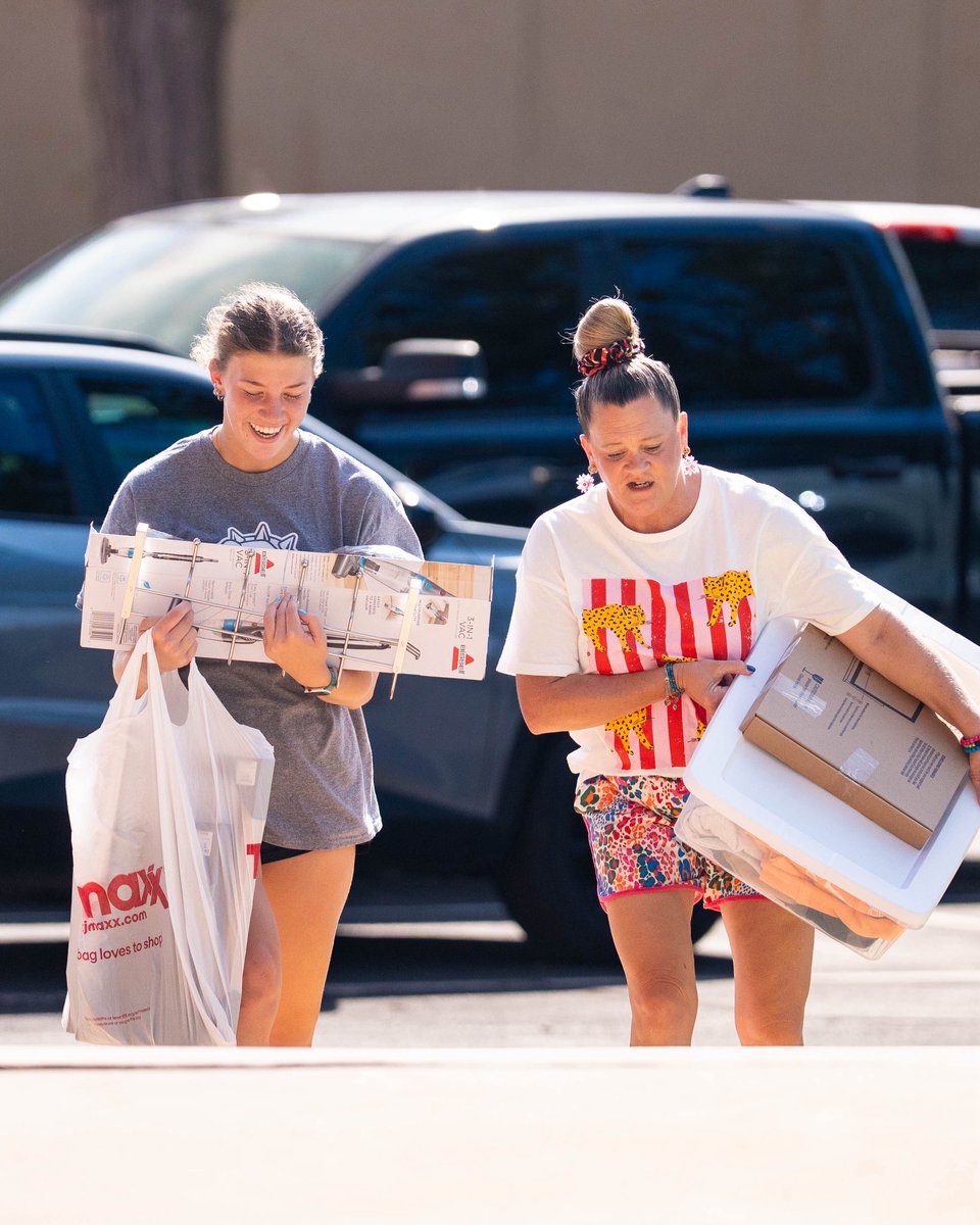SWOSUAthletics's tweet photo. Dawgs helping Dawgs (move in) 🐶🏠 https://t.co/3tZokyTTap