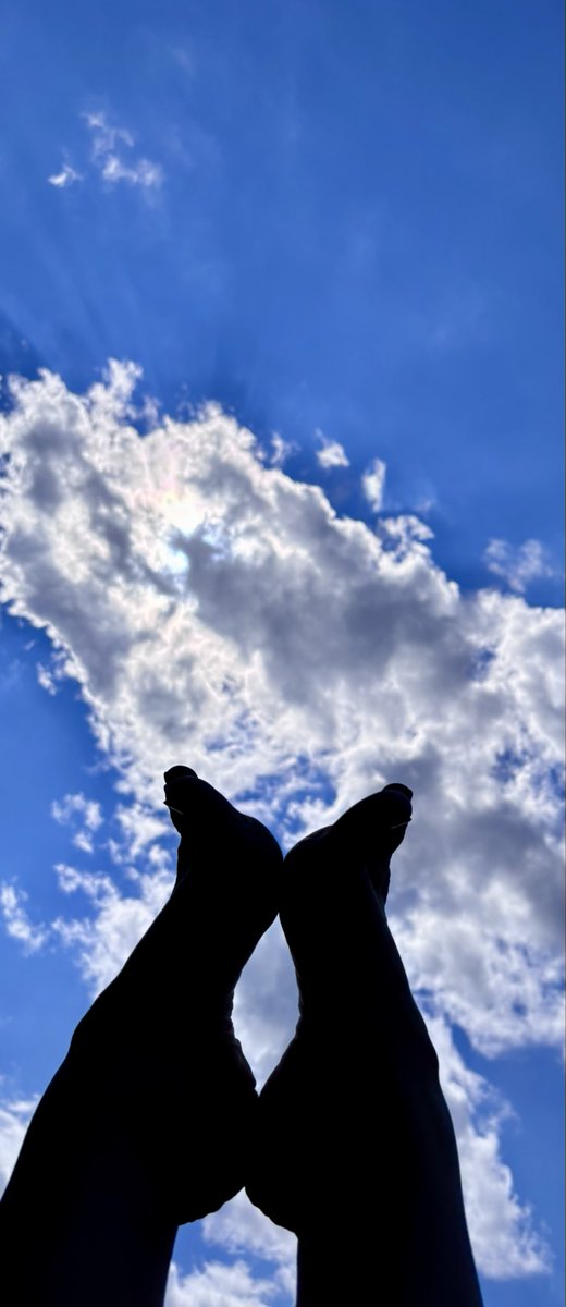 _barefootmuse_'s tweet photo. Head in the clouds, toes followed ☁️

Just a little moment from my afternoon. Natural, barefoot, and apparently incapable of keeping my feet on the ground. 

More of me over on FF ♡

https://t.co/OWF8a1pbUH https://t.co/LgKDqHCWy7