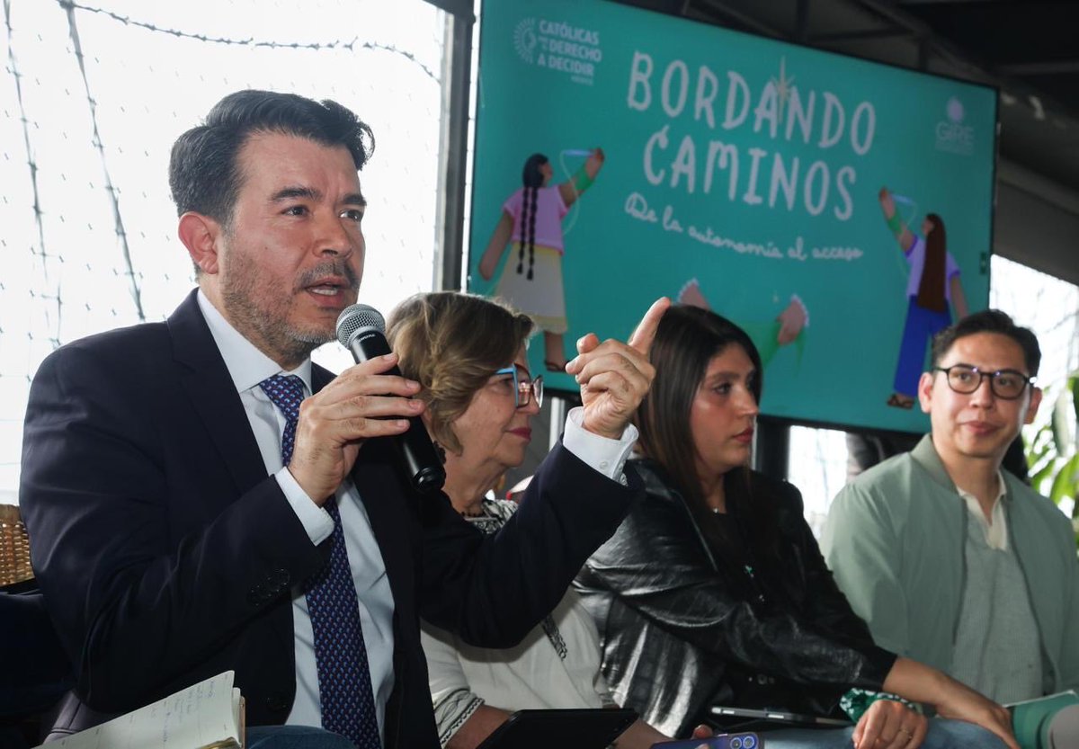 arturomedinap's tweet photo. Gracias a @CDDMexico y @GIRE_mx por la invitación al Panel Inaugural “Bordando caminos: De la Autonomía al Acceso”, un espacio para dialogar y construir de manera colectiva frente a los retos que aún enfrentamos para garantizar el ejercicio pleno de los #DerechosHumanos de las mujeres.

Un gusto compartir la mesa con las presidentas de la Comisión para la Igualdad de Género del @senadomexicano, @MaluMicher, y de la Comisión de Igualdad de Género del @Congreso_CdMex, @Ceci_vadillo.

Y con Teresa Ramos, directora general del Centro Nacional de Equidad de Género, Salud Sexual y Reproductiva; Alejandra Anguiano, titular de la Secretaría de las Mujeres de @GobMichoacan; @Daptnhe, titular de @SeMujeresCDMX; @nadgasman, titular de @SSaludCdMx; y @EreCruzvillegas, titular de la @CDMXConsejeria.

La autonomía de las mujeres y su libertad para decidir son el punto de partida, no la meta. Seguiremos trabajando —con las organizaciones, las colectivas y la sociedad civil— para que esa autonomía se traduzca en acceso efectivo a la salud, la justicia y la igualdad.