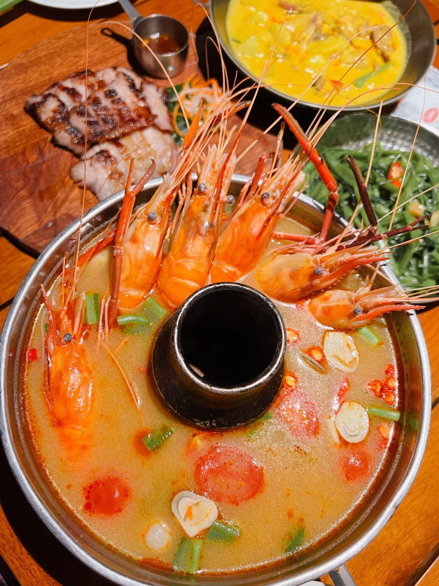 ben_phet's tweet photo. Craving vibrant Thai street food Tom Yum Goong—spicy-sour shrimp soup bursting with lemongrass, kaffir lime leaves and Thai chili—hits all the right notes for your flavor adventure! https://t.co/AZGDuTZqtA