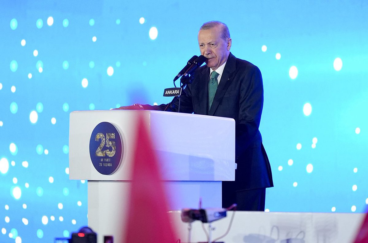 halisdalkilic's tweet photo. Genel Başkanımız ve Cumhurbaşkanımız Sn. @RTErdogan ‘ın teşrifleriyle AK Parti’mizin 25. Kuruluş Yıl Dönümü programını icra ettik.

Çeyrek asırlık destanda, bu hizmet kervanının bir parçası olmak her bir teşkilat mensubumuz için hamdolsun en büyük paye.

Şimdi Liderimizin ifade ettiği üzere 2053’leri 2071’leri inşaa ve ihya etmek için yollara revân olma vakti!

Nice 25 yıllara.

Milletimizle Çeyrek Asır, Türkiye Geleceğe Hazır. 🇹🇷

#AKParti25Yaşında