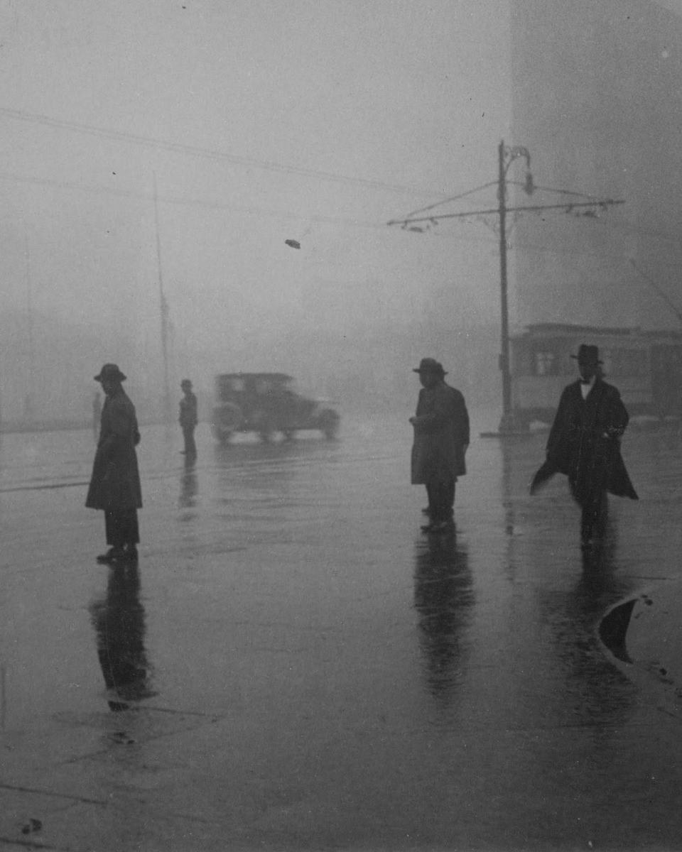 OldArg1810's tweet photo. Fotografía que retrata la Ciudad de Buenos Aires durante una jornada de lluvia y niebla en el invierno de 1926. https://t.co/FGXCEt8at8