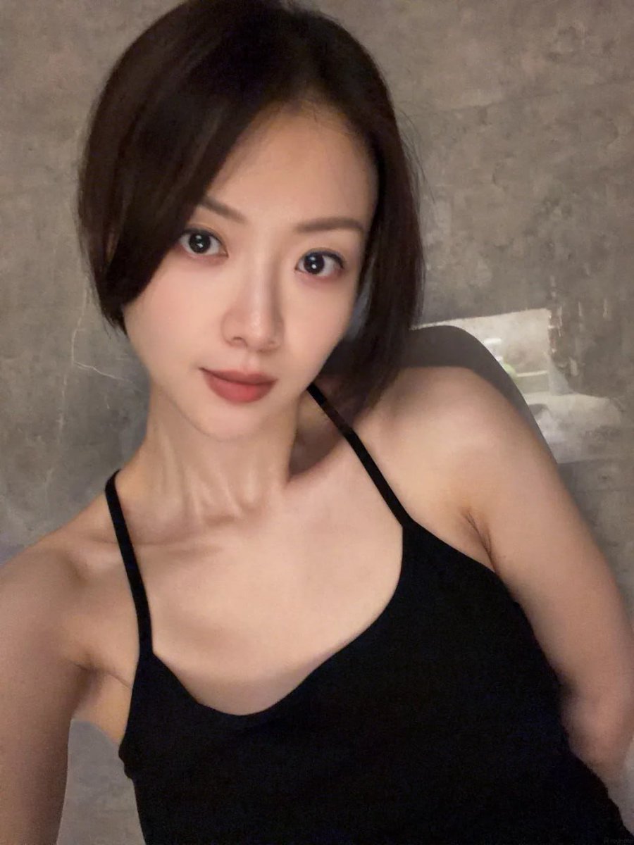 Sineeeerr's tweet photo. 宝妈也可以又飒又软，今晚这张自拍图，你准备收藏好了吗？ https://t.co/hzKTRQmdhC
