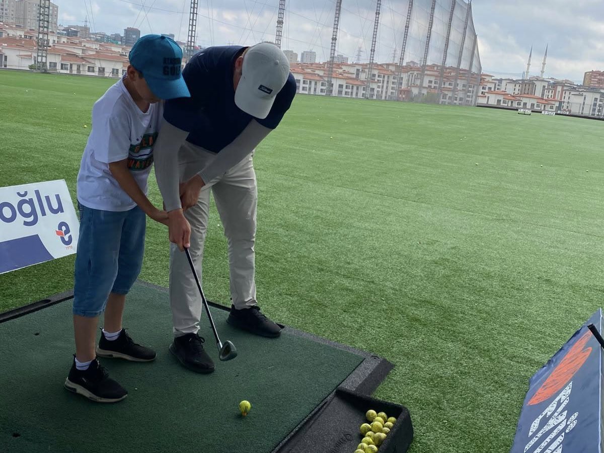 tugvagungoren's tweet photo. 📍 Ömer Dinçer İmam Hatip Ortaokulu &amp; Güneşlitepe İlkokulu

⛳ Yaz Okulumuzda öğrencilerimizle birlikte keyifli bir golf etkinliği gerçekleştirdik. Sporun, eğlencenin ve birlikte öğrenmenin tadını çıkardığımız güzel bir gün oldu. 🏌️‍♂️✨

#BirYazBinGelecek #RenklensinYazOkulumuz https://t.co/5B32877mnl