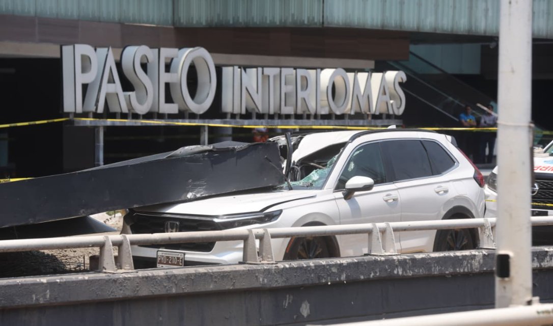 elgmx's tweet photo. 📸 Así quedó la zona tras la tragedia en Interlomas

Una mujer perdió la vida luego del colapso de una estructura sobre una camioneta. Las imágenes muestran la magnitud del incidente y la movilización que se desplegó en el lugar.

📷 Fotos: Luis Camacho | El Gráfico https://t.co/UTubTLlMVn