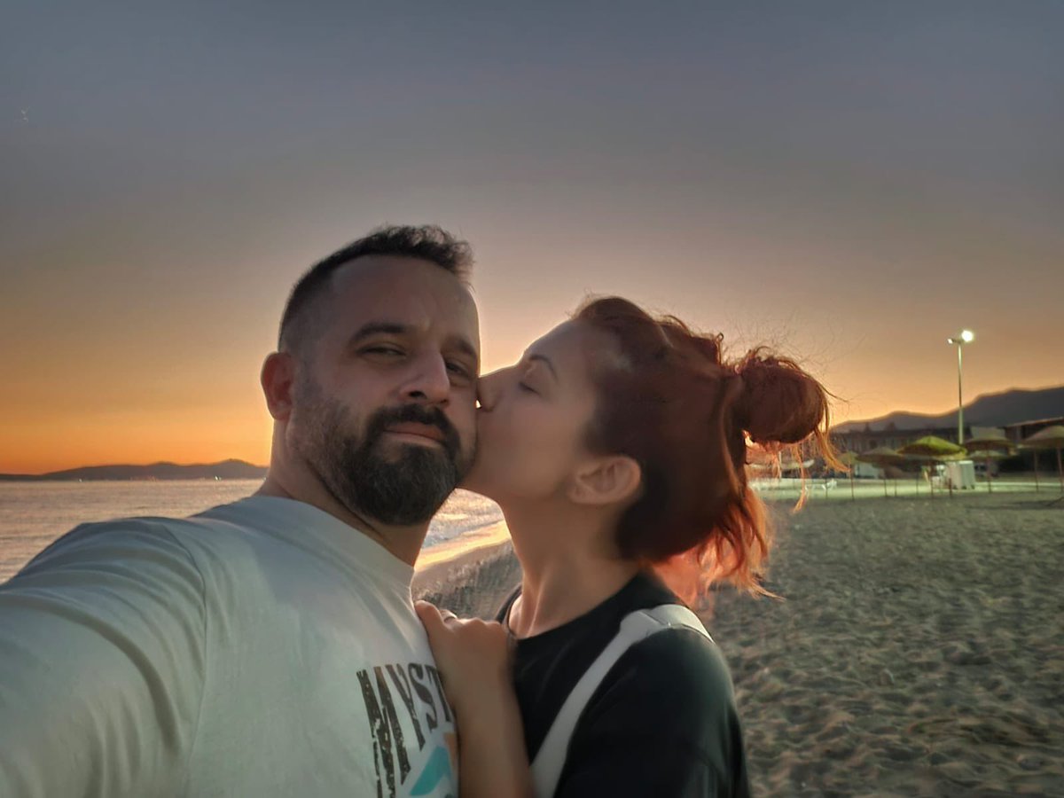 evarisoglus's tweet photo. Yâr, Doç. oldu. 😊

Seninle gurur duyuyorum. 

Tebrikler oyun arkadaşım. ❤️
@KDelisi13 https://t.co/QcGX9h6Q6k