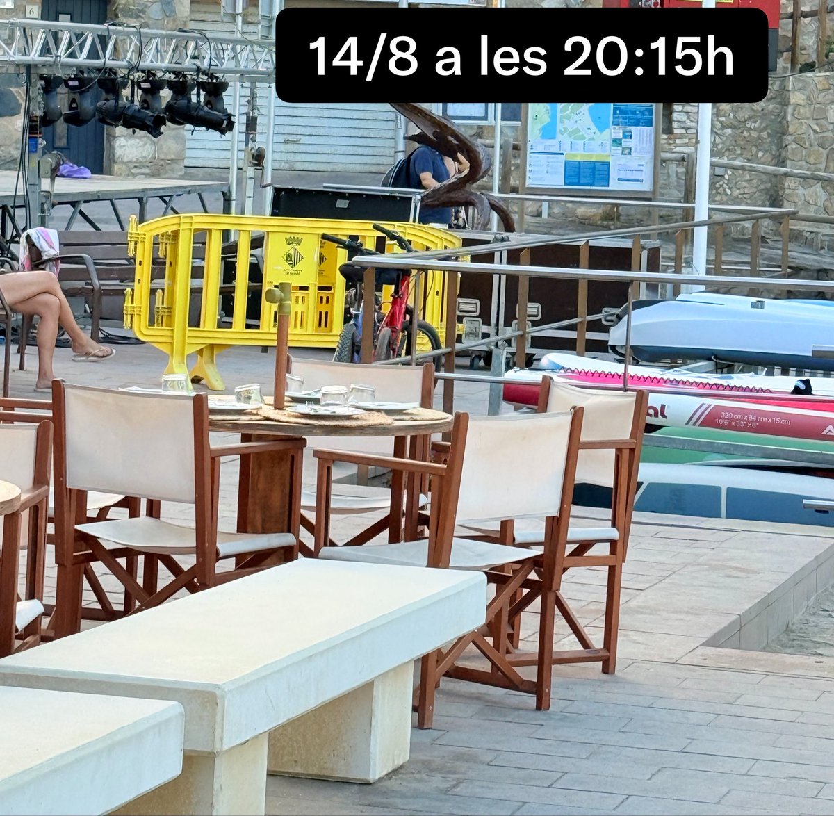 rosacarme07's tweet photo. Situació viscuda avui 14 d'agost a les 20:15 h. La terrassa de Sa Barca ja suma 5 cadires invaint el pas. Una persona en cadira de rodes elèctrica ha hagut de fer mitja volta en no poder continuar pel passeig. L'accessibilitat a #SaTuna és inexistent. @AjBegur ❌🪑🧑🏼‍🦼‍➡️ https://t.co/6tDIZIiWcY