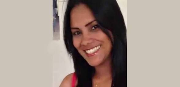 YOYOPRESS's tweet photo. 🛑 LA TORTURARON EMBARAZADA, PERDIÓ A SU BEBÉ Y LA CONDENARON SIN PRUEBAS: TRAS OCHO AÑOS, EMIRLENDRIS BENÍTEZ FUE EXCARCELADA

5 de agosto de 2018.

Emirlendris Benítez viajaba por Portuguesa en el taxi de su esposo. Estaba embarazada de cuatro meses y llevaba consigo a su perrita Azabache.

En una alcabala la detuvieron sin orden judicial y sin una sola prueba.

A Azabache la lanzaron por la ventana de la patrulla para que “no ensuciara el carro”.

A Emirlendris la trasladaron a los sótanos de la DGCIM en Boleíta.

La golpearon. La patearon. La asfixiaron con bolsas plásticas.

Les advirtió una y otra vez que estaba embarazada.

No les importó.

Semanas después fue llevada sedada al Hospital Militar. Allí interrumpieron su embarazo y le practicaron un legrado sin informarle ni pedirle su consentimiento.

Había perdido a su bebé.

Amnistía Internacional documentó las torturas. La CIDH dictó medidas cautelares para protegerla. El régimen las ignoró.

Después la condenaron a 30 años de prisión por el llamado “caso drones”, sin ninguna prueba que demostrara su participación.

Las torturas le dejaron graves secuelas y la llevaron a depender de una silla de ruedas. Permaneció separada de sus hijos y de su familia durante casi ocho años.

Hoy, 14 de agosto de 2026, Alfredo Romero, director del Foro Penal, confirmó su excarcelación junto con la de otras cinco mujeres.

Emirlendris sobrevivió.

Pero la excarcelación no borra el crimen.

No le devuelve al hijo que le arrebataron.

No le devuelve el cuerpo que le destrozaron.

No le devuelve los ocho años que le robaron.

Y tampoco sustituye la justicia.