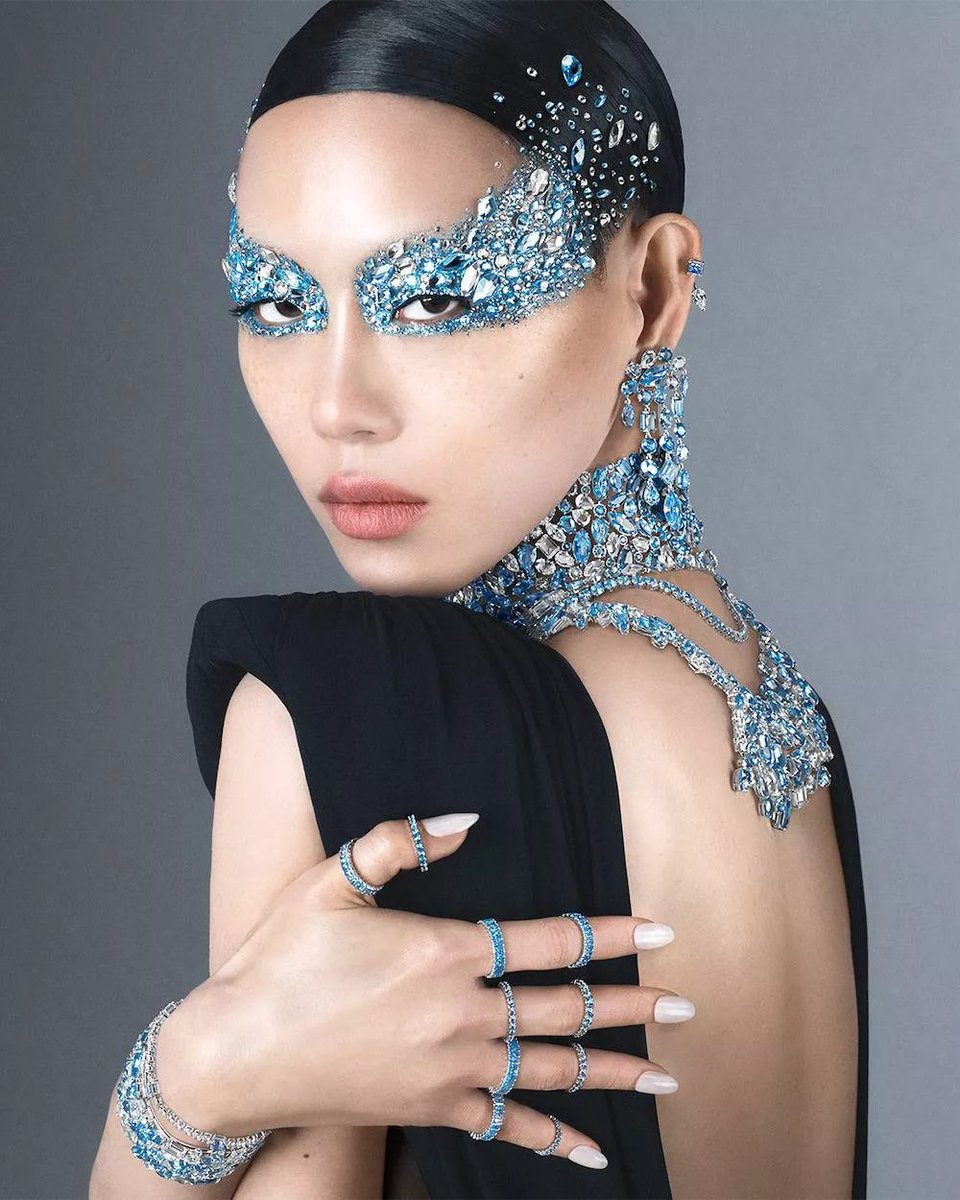 LaModeUnknown's tweet photo. This dazzling MAKEUP look on Chora Soi by ✨️Pat McGrath✨️ for Swarovski.🪡 https://t.co/kAqjRFMiOO