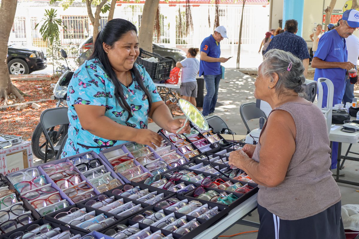 PANQuintanaRoo_'s tweet photo. ¡El @PANQuintanaRoo_ se encuentra en las calles! 🔵🏙️

Hoy llevamos las #BrigadasAzules al parque de la unidad de la SM 91, donde vecinas y vecinos pudieron acercarse y aprovechar distintos servicios pensados para apoyar a las familias cancunenses. 🙌 https://t.co/649cZxgdZn