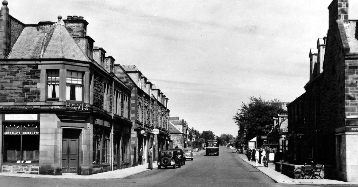 tourscotland's tweet photo. Old Tour #Scotland #Ancestry Travel Visit #Genealogy #Scottish Family #History Blog #photography of shops, cars, houses and people on Main Street in #Gullane a town located on the southern shore of the #Firth of #Forth in #East #Lothian https://t.co/pwyxncoaxK https://t.co/eAw3AP8UOM