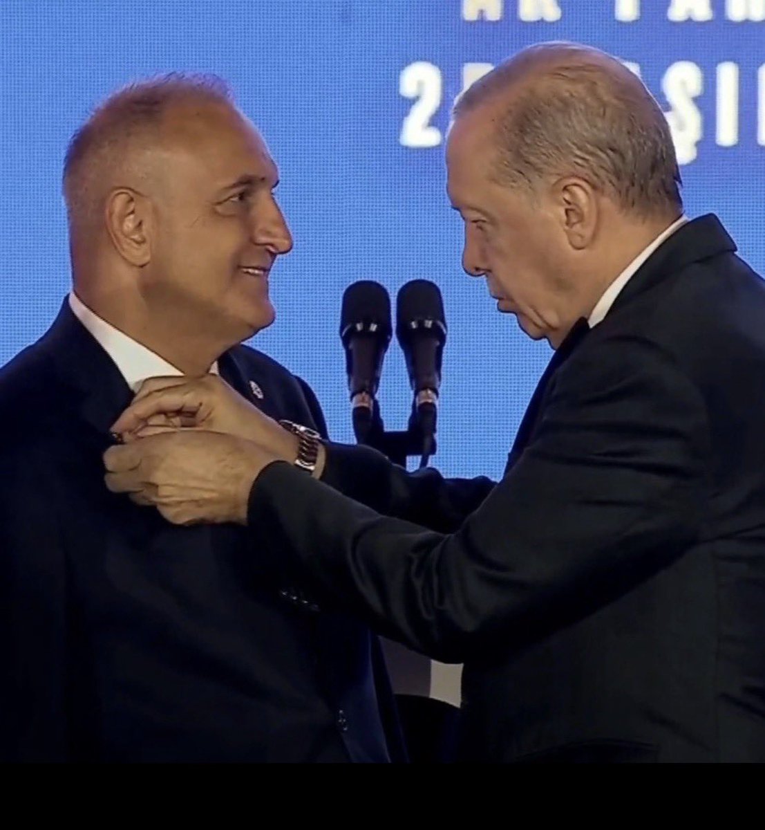 alperenaliakpek's tweet photo. Son 25 yıldır siyasetin her kademesinde bulunmuş...

Devlet bürokrasisinin her kademisini görmüş...

Devlet aklı denen yapıyı yakından tanımış birisi olarak...

Siyasette başarılı olmak isteyen gençlere ilk ve en büyük tavsiyem şudur:

Asla ama asla büyük günahların içerisinde bulunmayın.

Ağır içki, kumar, uyuşturucu, gayri meşru ilişki gibi bağımlılıklarınız kesinlikle olmasın.

Mal, mülk, servet sevdanız bulunmasın.

Kimsenin görmediğini, bilmediğini düşünebilirsiniz ancak bir gün önünüze bir dosya koyarlar.

Maymun olursunuz maymun...

Böyle büyük zaaflarınız varsa asla ve katta siyasetle ilgilenmeyin.

Öyle bol bol para yedirmeyle, süper zekayla veya kürsü hakimiyetiyle de bu işlerin pek bir ilgisi yok.

Aza kanaat edebiliyorsanız, orta seviyede bir kariyeriniz varsa, düzgün bir aile hayatınız mevcutsa, bir genel başkanla biraz iyi anlaşabiliyorsanız biraz da şansınız yaver giderse eninde sonunda önünüz açılacaktır.