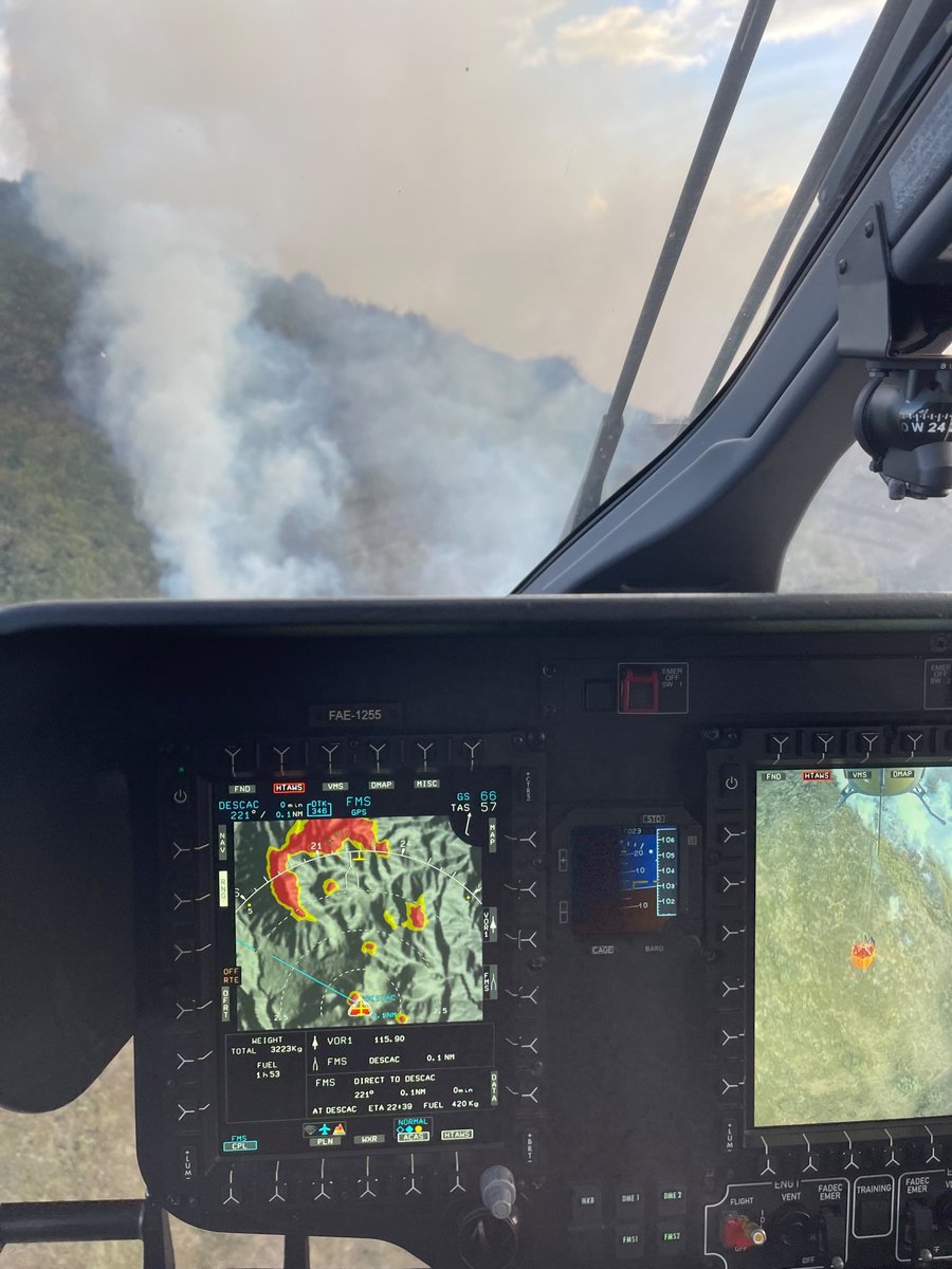 FuerzaAereaEc's tweet photo. Ante los incendios forestales de gran magnitud registrados en el Distrito Metropolitano de Quito y en Cotacachi, la Fuerza Aérea Ecuatoriana movilizó de inmediato sus helicópteros y personal táctico en apoyo directo a los Cuerpos de Bomberos de ambas localidades.

El despliegue aéreo se concentró en los flancos de compleja topografía donde el acceso terrestre resulta limitado, mediante el uso del sistema Bambi Bucket, las aeronaves realizan descargas continuas de agua sobre los focos activos y puntos calientes, coordinando en tiempo real con las brigadas en tierra para proteger a la población y controlar la propagación del fuego.