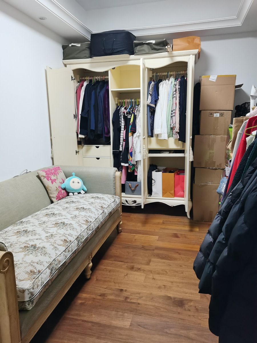 NastyaLetaw's tweet photo. Tackling clutter Today’s goal: Sort old books u0026 clothes, keep what sparks joy, donate or recycle the rest. Small step, big win for your space! https://t.co/WNzh7Wiv47