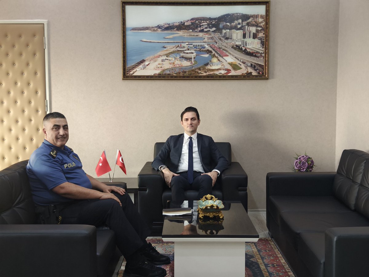 g_kozlu's tweet photo. Kozlu İlçe Emniyet Müdürü Selçuk YILMAZ, Kaymakamımız Sayın Evren ÇAKIR’ı makamında ziyaret ederek hayırlı olsun dileklerini iletti.

Sayın Kaymakamımız nazik ziyareti için teşekkür etti.

#Kozlu #Zonguldak @TC_icisleri @TC_Zonguldak https://t.co/vH4XKTOoLI