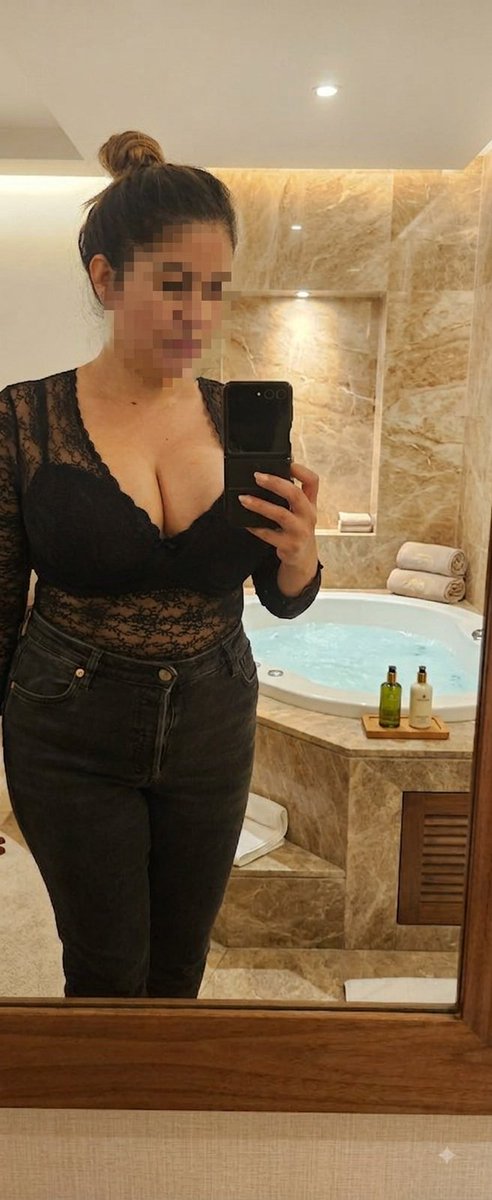 ro_wen_sw's tweet photo. Se nota que ya empezó el fin y al parecer con todo, mi #hotwifetapatía dice que le llamo el colágeno para que se vieran. Ya nos esta esperando a los 2.

Le cae bien, porque hasta habitación puso ella para celebrar su primera semana en la universidad. #swingersméxico #singleton https://t.co/jc7napuUKj