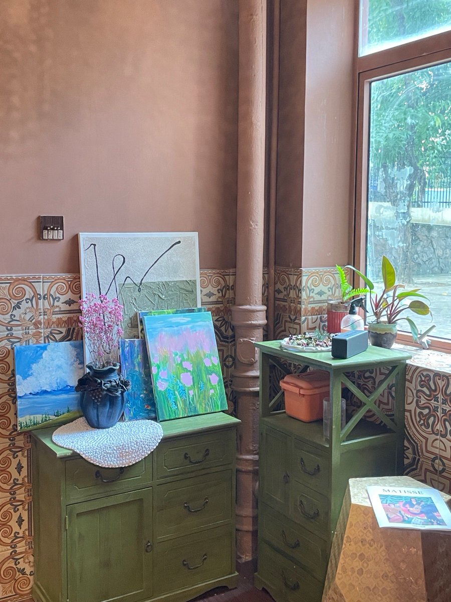 iippaahaphgi's tweet photo. A quiet afternoon wandering the neighborhood art gallery—brushstrokes, vibrant hues, and that fuzzy warm feeling when art wraps around your heart  #ArtLovers https://t.co/cjUUikRiYK