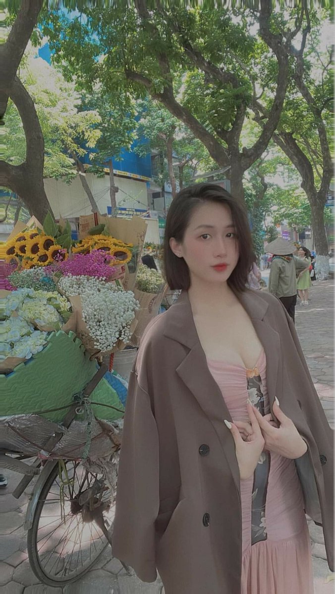 HanhNguyen5365's tweet photo. 下班路⁠上的⁠晚风，别对自己要‍求太苛刻。 https://t.co/SrHQgzfCgv