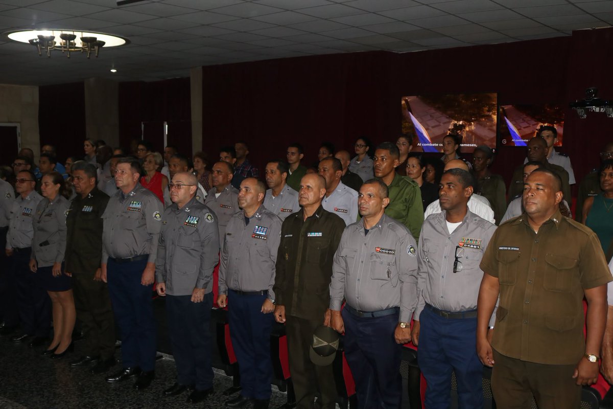 minint_cuba's tweet photo. En la tarde de este 13 de agosto, la Dirección General de la Policía Nacional Revolucionaria celebró una gala cultural cargada de amor y profunda admiración hacia nuestro eterno Fidel, como parte de las actividades por el centenario de su natalicio.
#CienConFidel https://t.co/dxI3j8Dhyn