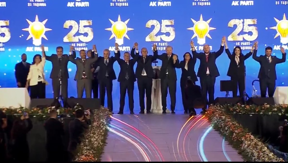 SedaSaribas09's tweet photo. Siyaset; milletin sesini duymak, ülkenin yarınlarına dair sorumluluk almak ve Türkiye’nin hedefleri için kararlı adımlar atmaktır.

Aydın Milletvekilimiz Sayın Ömer Karakaş’ın AK Parti çatısı altında bizlerle birlikte yol yürüme kararı, Aydın’ımız ve ülkemiz adına yürüttüğümüz çalışmalara önemli bir güç katmıştır.

Gazi Meclisimizde milletimizin emanetini taşıyan milletvekilleri olarak; Cumhurbaşkanımız ve Genel Başkanımız Sayın Recep Tayyip Erdoğan’ın liderliğinde, Türkiye’nin istikrarı, kalkınması ve güçlü geleceği için aynı sorumluluk bilinciyle çalışacağız.

Sayın Ömer Karakaş’a AK Parti ailemize hoş geldiniz diyor; yeni dönemin Aydın’ımız ve ülkemiz için hayırlara vesile olsun.