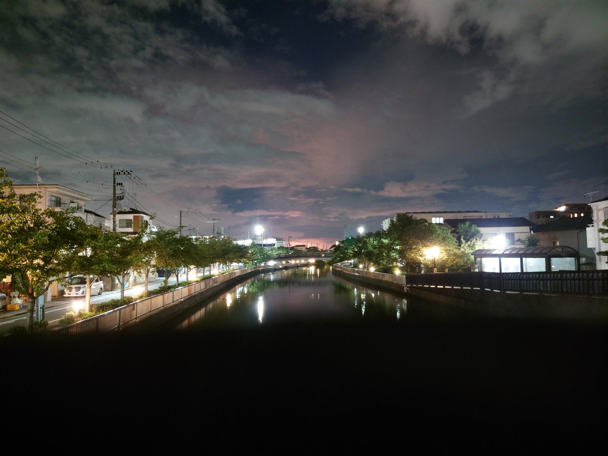 o_sawa's tweet photo. これ！自分もちょうど気になって市川方向撮ってた！
工場の明かりなんだーいつもは見えないのに今日は何か違う条件があったんですかねー
ｵｽｽﾒで流れてきたけどちょーﾀｲﾑﾘｰだわ https://t.co/AWhGO8pTWV
