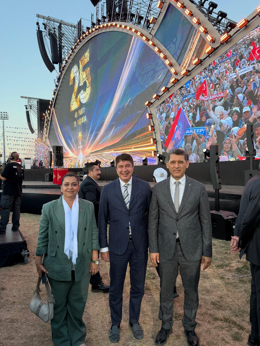 alicetin_07's tweet photo. Cumhurbaşkanımız Sayın Recep Tayyip Erdoğan’ın liderliğinde, Türkiye’nin lider partisi AK Partimizin 25. kuruluş yıl dönümünü Bakanlarımız, MKYK üyemiz , Milletvekillerimiz ve teşkilatımızla birlikte Ankara’da büyük bir coşku ve gururla kutluyoruz.

Milletimizle birlikte nice yıllara, nice hizmetlere…
Çeyrek Asırdır Milletimizle, Türkiye Geleceğe Hazır! 🇹🇷

📍 Ankara / Başkent Millet Bahçesi