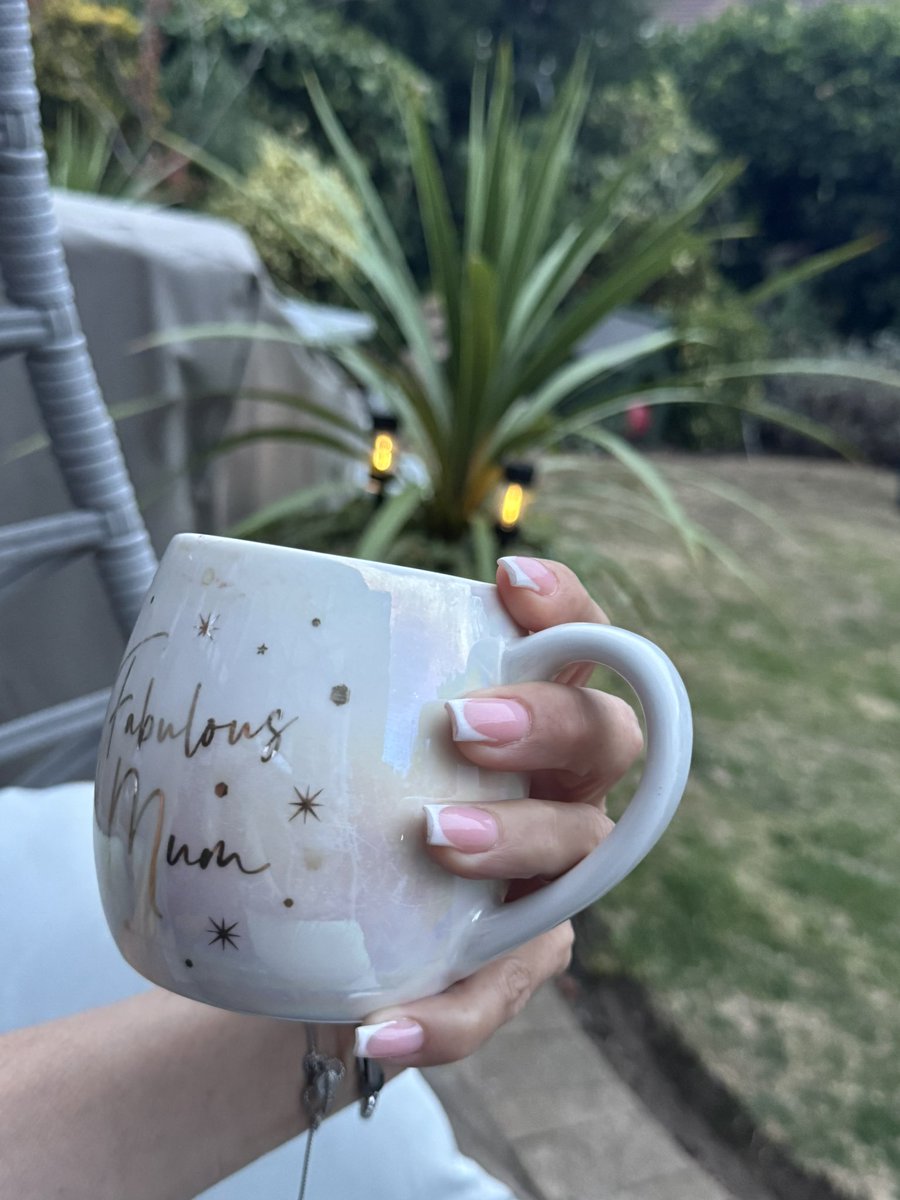 Alexandra_J_999's tweet photo. Nail day, hot day, cool off in the evening too down, music up. No legs, just hair and nails and an M4 smile #nails #holidayprep #nolegs https://t.co/pkeaRzEIRZ