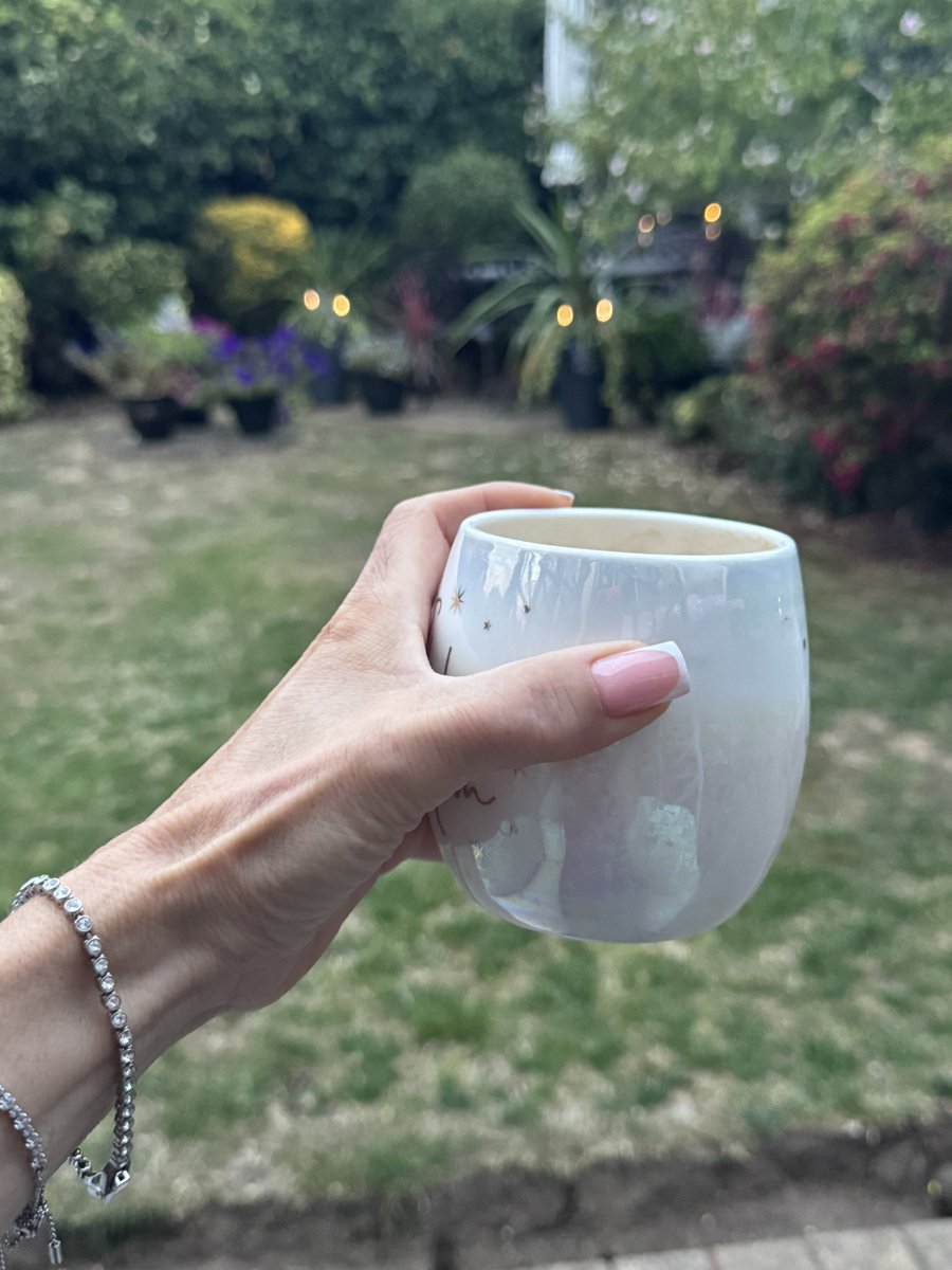 Alexandra_J_999's tweet photo. Nail day, hot day, cool off in the evening too down, music up. No legs, just hair and nails and an M4 smile #nails #holidayprep #nolegs https://t.co/pkeaRzEIRZ