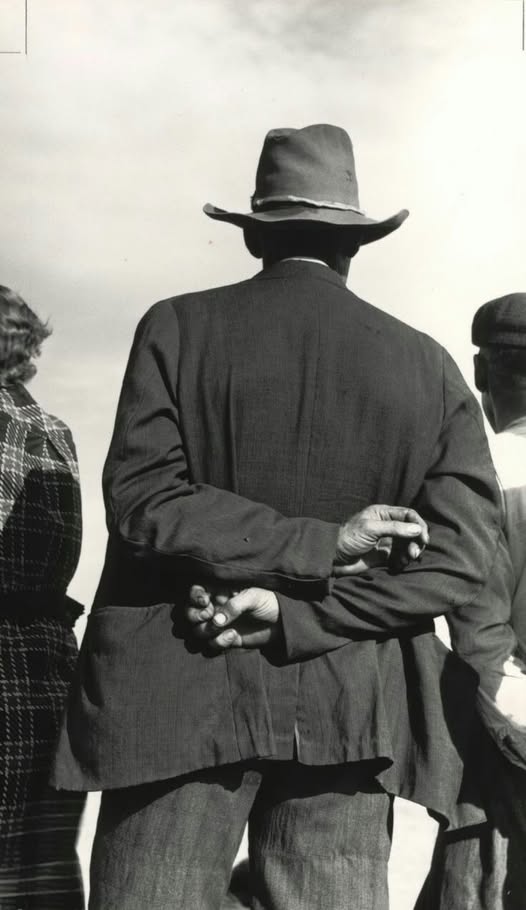 literlandweb1's tweet photo. "Se gana mucho cuando incluso un solo hombre se pone de pie y dice que no".
Bertolt Brecht
📷Dorothea Lange https://t.co/z6j0SeJSRr