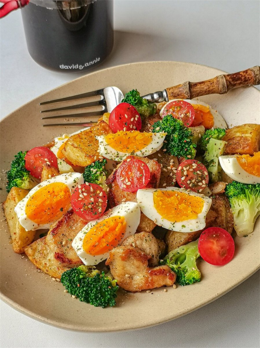 ffchicken15's tweet photo. [Post-workout fuel: Baked chicken breast + quinoa + roasted veggies, under 500 calories, high protein to keep you full!  #CleanEating #WeightLossWin]， https://t.co/vVa9euaHaw