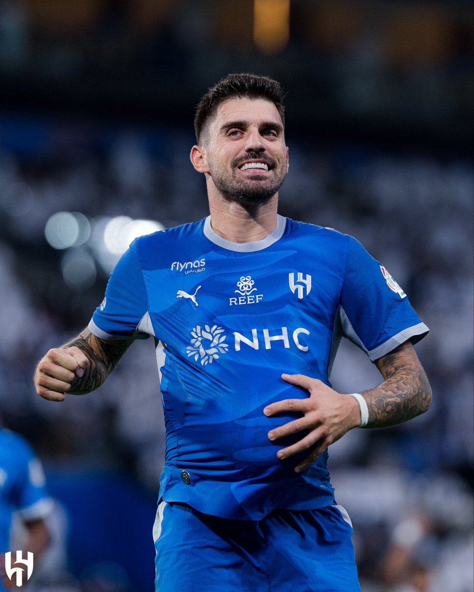 Alhilal_EN's tweet photo. A brace dedicated to the Newborn 🤩💙 @rubendsneves_ https://t.co/3nds6a0mGG