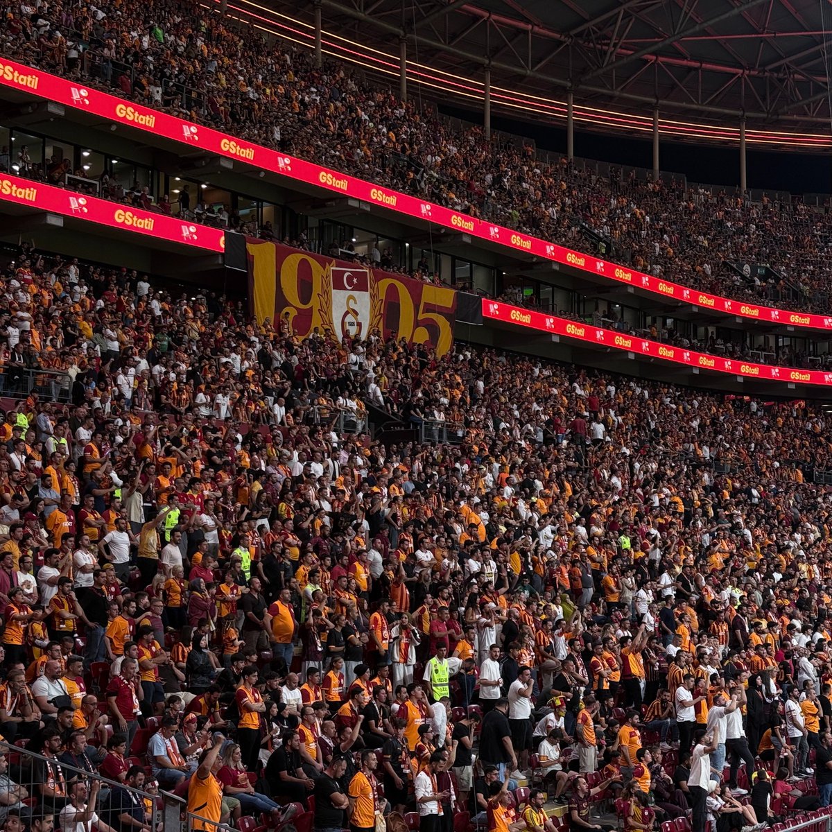 PesindeyizApp's tweet photo. Galatasaray taraftarları: "YÖNETİM İSTİFA!" https://t.co/1YCBS9LV6i