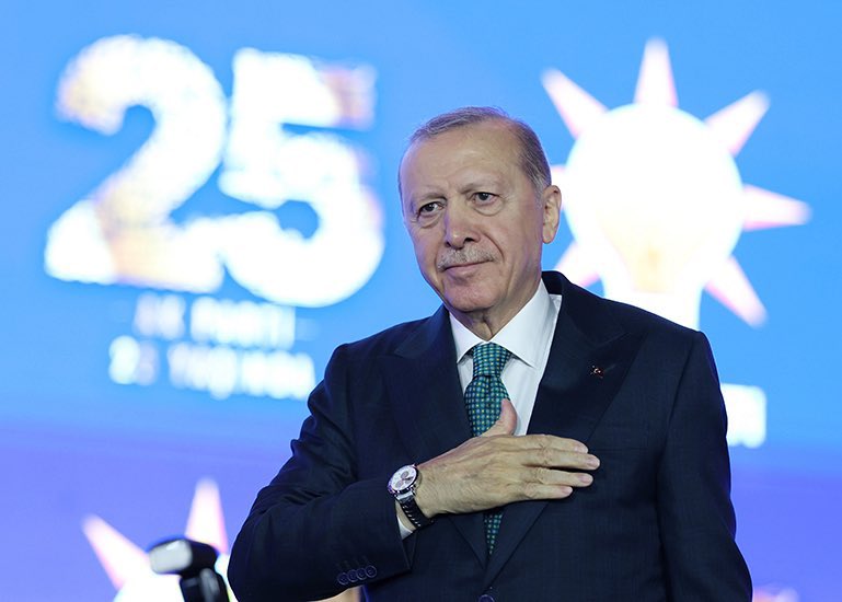 Fatih__Bildik's tweet photo. 📍Başkent Millet Bahçesi 

Milletimizle Çeyrek Asır, Türkiye Geleceğe Hazır 🇹🇷

Cumhurbaşkanımız, Genel Başkanımız Sn. @RTErdogan ’ın katılımlarıyla gerçekleştirdiğimiz 25. Yıl Özel Mitingimize Altındağ İlçe Teşkilatı olarak büyük bir çoşkuyla katılım sağladık.

Liderimiz Sayın Recep Tayyip Erdoğan'ın öncülüğünde, ilk günkü inanç ve kararlılıkla Türkiye Yüzyılı hedefi doğrultusunda yürümeye devam ediyoruz.

#MilletimizleÇeyrekAsır
#KalbimizAltındağ 

@akaltindag
